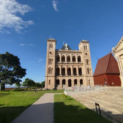Rova_Manjakamiadana_Madagascar_de_loin